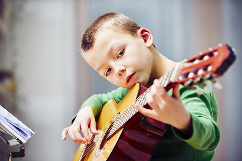 chłopiec z gitarą